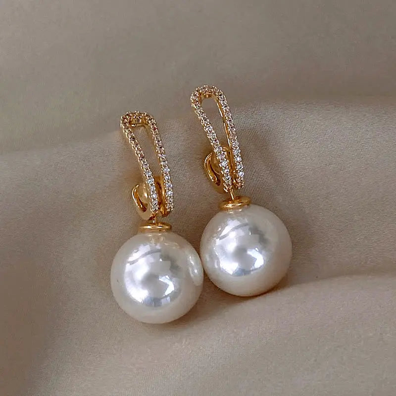 Elegant pearl earrings with zirconia