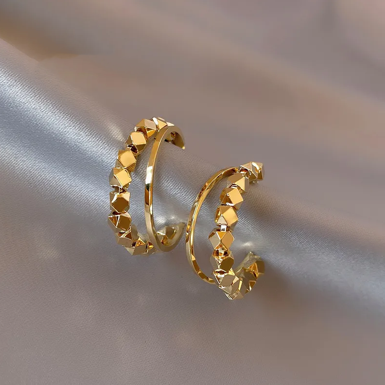 Elegant gold earrings with small squares