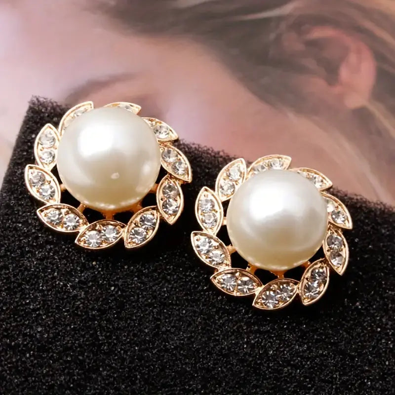 Elegant earrings made of pearls and shiny leaves