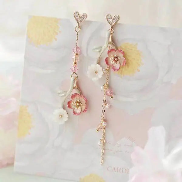 Elegant dangling earrings with floral pattern