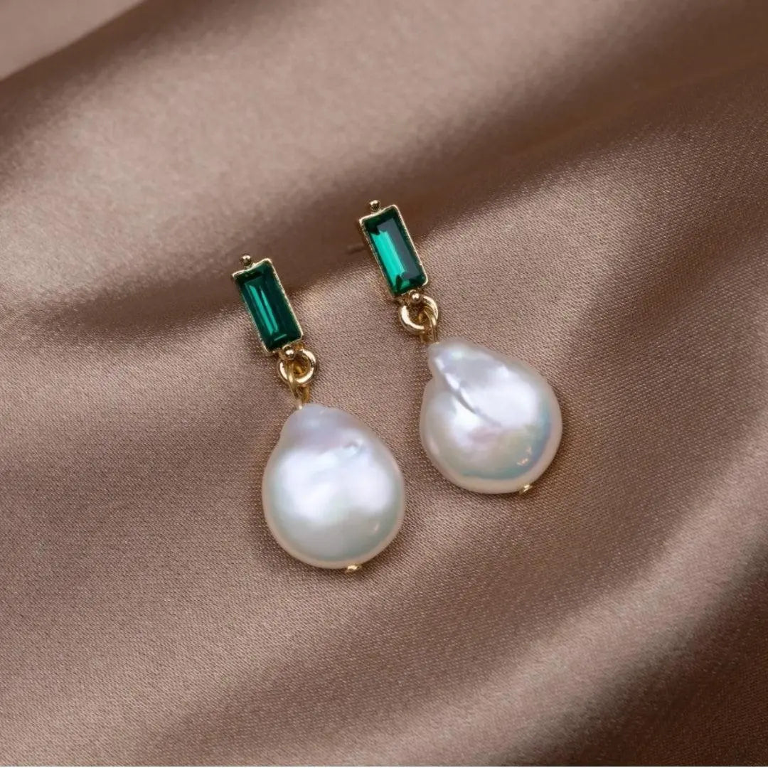 Luxurious earrings with pearls and green zirconia in gold