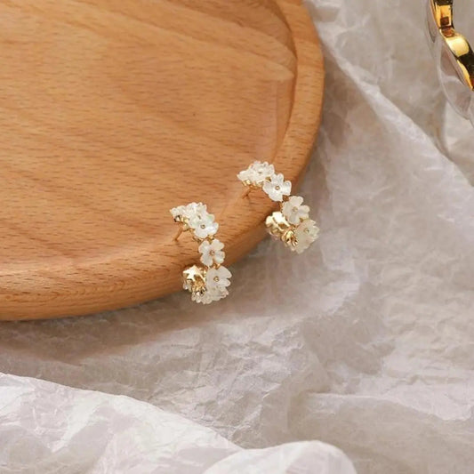 Luxurious Daisy Earrings in Gold