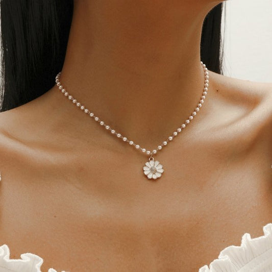 Pearl necklace with daisy pendant