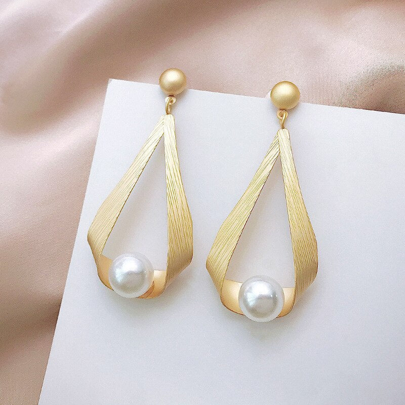 Stylish gold drop earrings with pearls
