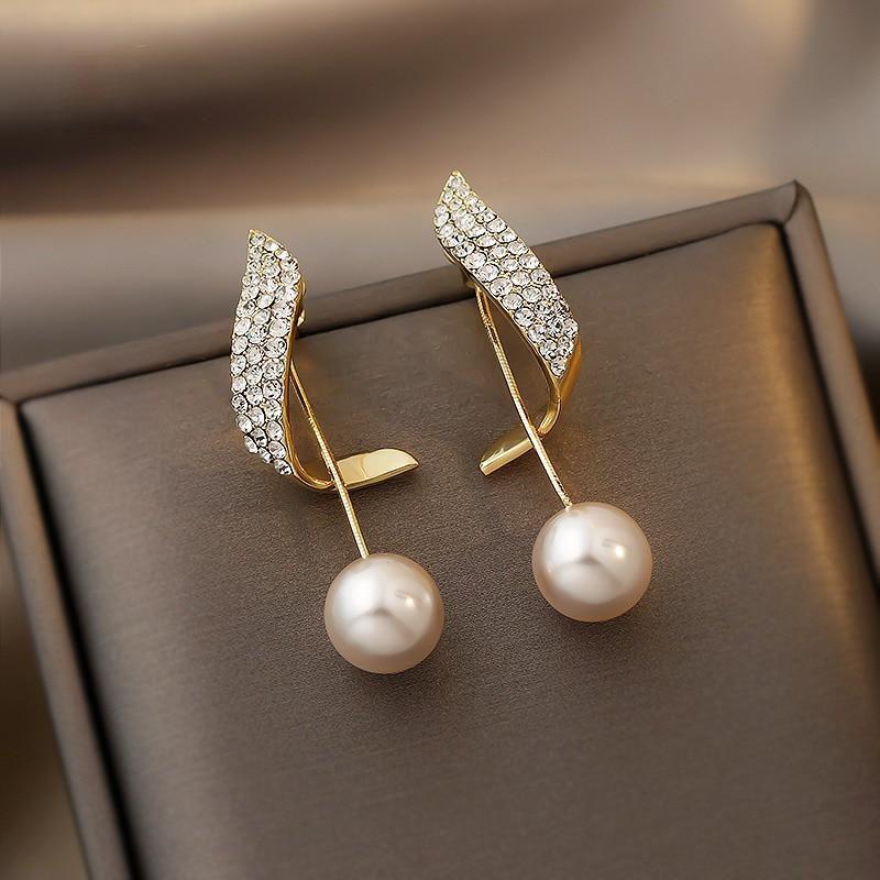 Gold Pearl Earrings with Glitter Element