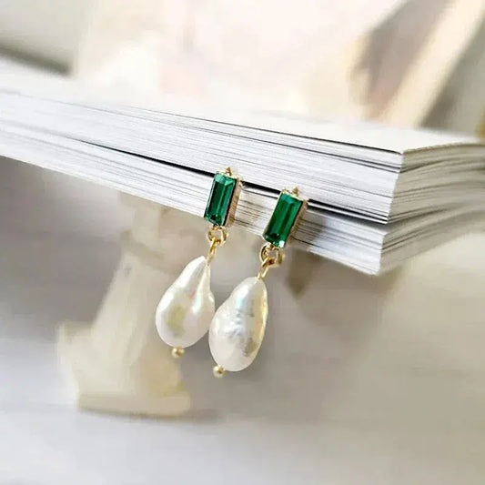 Luxurious earrings with pearls and green zirconia in gold