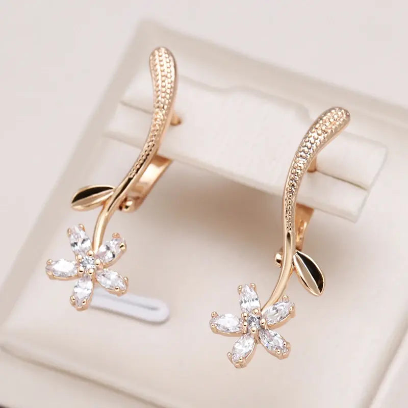 Elegant Daisy Earrings made of Crystal in Gold