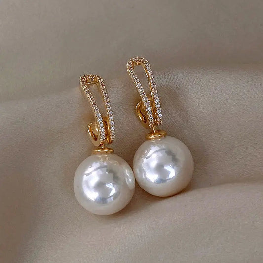Elegant pearl earrings with zirconia