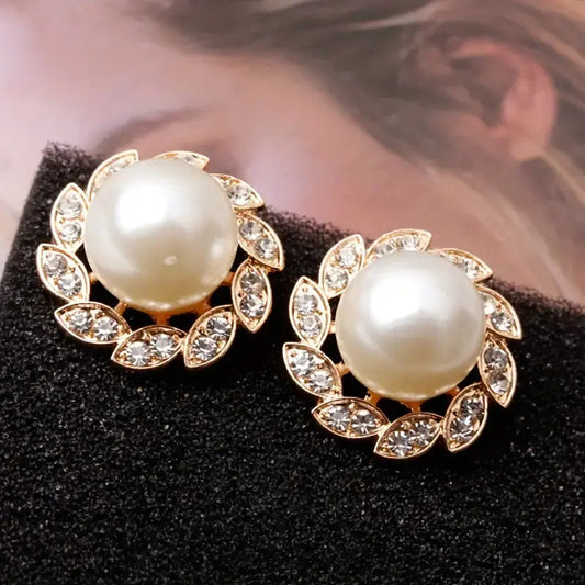 Elegant earrings made of pearls and shiny leaves