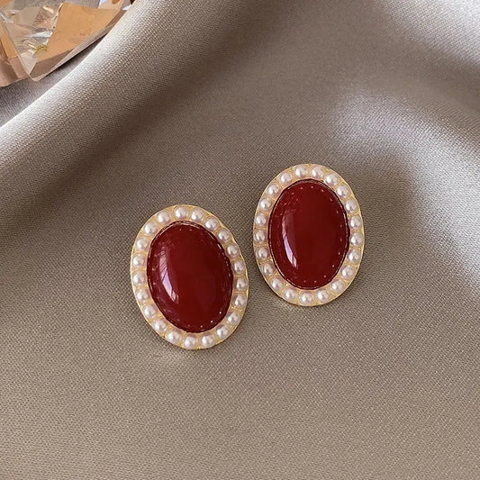 Elegant oval earrings in gold and red
