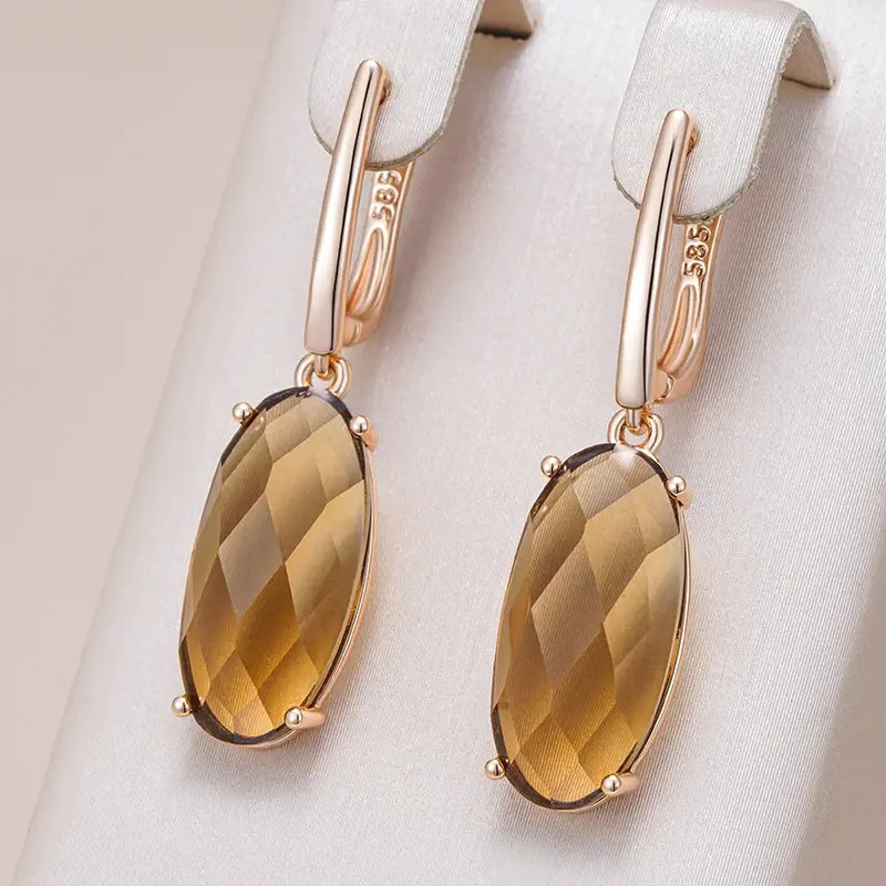 Elegant earrings in brown oval crystal.